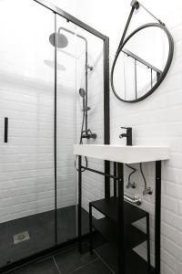 une salle de bains avec un lavabo et un miroir dans l'établissement Old Town House, à Peniche
