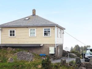 una casa in cima a una collina di Holiday home byrknesøy a Ånneland