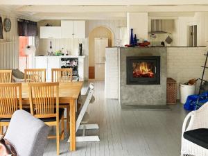 - un salon avec une table et une cheminée dans l'établissement Holiday home Mosvik, à Mosvik