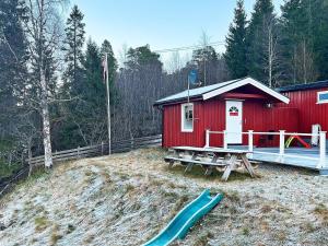 un bâtiment rouge avec un toboggan et une aire de jeux dans l'établissement Holiday home Mosvik, à Mosvik