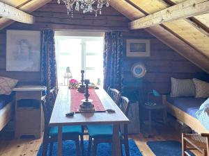 uma sala de jantar com uma mesa e uma cama em Holiday home Davik em Davik