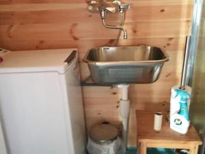 uma cozinha com um lavatório e um frigorífico em Holiday home Davik em Davik