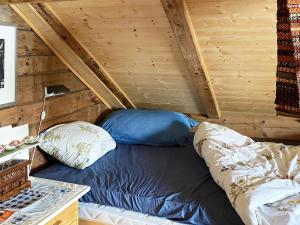 um quarto com uma cama num chalé de madeira em Holiday home Davik em Davik