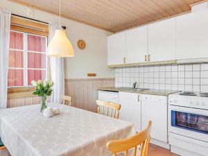 una cucina con tavolo e vaso di fiori di 6 person holiday home in Brekstad a Brekstad