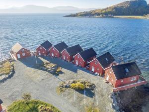 una vista aerea di una fila di case su un'isola in acqua di 6 person holiday home in Brekstad a Brekstad