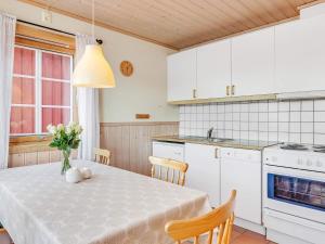 Kuchyň nebo kuchyňský kout v ubytování Holiday home Brekstad III