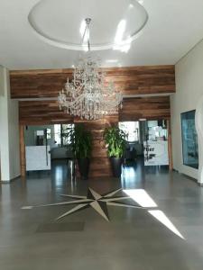 a large lobby with a chandelier in a building at Flat Quartier - Aldeia das Águas in Barra do Piraí