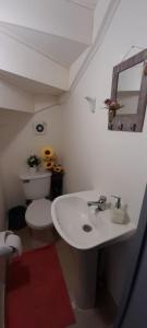y baño con lavabo blanco y aseo. en Casa en Villa Residencial 80 mts2, en Los Ángeles