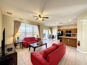sala de estar con sofás rojos y cocina en This amazing 6 Bedroom property with a lake view villa, en Orlando
