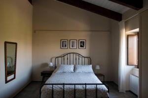 una camera con letto e specchio di Parva Vinea Agriturismo a Benevento