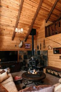 Posezení v ubytování Cozy Sequoia Forest Cabin near Lake Isabella