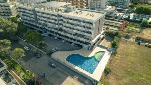 uma vista panorâmica de um edifício com piscina em Residence Itaca em Bibione