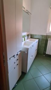 een witte badkamer met een wastafel en een spiegel bij Sasso moro sweet dream in  Monvalle 