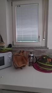 eine Küchentheke mit Mikrowelle und Kuchen darauf in der Unterkunft Sasso moro sweet dream in  Monvalle 