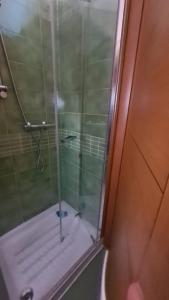eine Dusche mit Glastür im Bad in der Unterkunft Sasso moro sweet dream in  Monvalle 