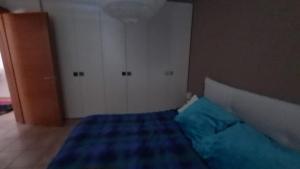 een slaapkamer met een bed met een blauw dekbed bij Sasso moro sweet dream in  Monvalle 