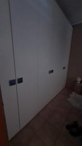 een lege kamer met witte muren en twee deuren bij Sasso moro sweet dream in  Monvalle 