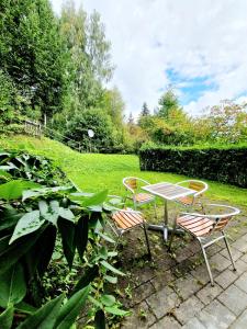 two chairs and a table and a table and chairs at Apartmán KK in Zwiesel