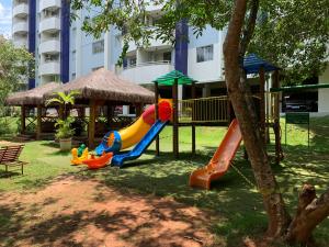 un parque infantil con un tobogán y un tobogán en Apartamento no Aguas da Serra TOP, en Rio Quente