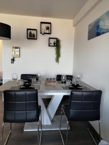 - une salle à manger avec une table et des chaises dans l'établissement Seaview, à Middelkerke