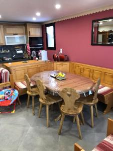 - une cuisine avec une table et des chaises en bois dans l'établissement Grand Sud, à Courchevel