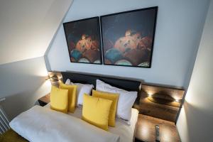 ein Hotelzimmer mit einem Bett mit gelben Kissen in der Unterkunft Apartament w Cieplicach Panorama in Jelenia Góra