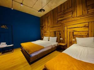 Llit o llits en una habitació de Hotel Misty Mountain