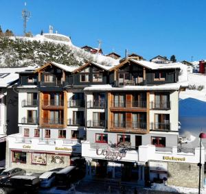 budynek ze śniegiem na szczycie góry w obiekcie Hotel Binggl w mieście Obertauern