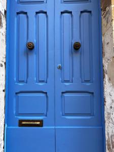 a blue door in front of a building at L-irdoss in Vittoriosa