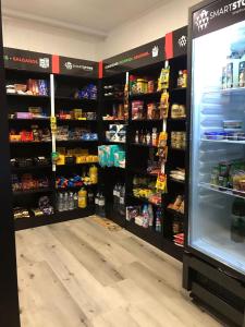 um corredor de mercearia com um frigorífico cheio de comida em Apê aconchegante e seguro em Salto