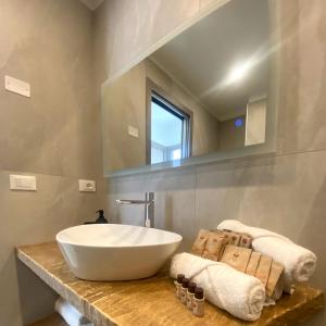 bagno con lavandino bianco e specchio di Casarella a Castel di Sangro