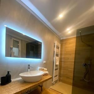 uma casa de banho com um grande lavatório branco e um espelho. em Casarella em Castel di Sangro