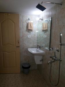 カンドリムにあるJason Guest Houseの洗面台と鏡付きシャワーを備えたバスルーム +47枚の写真