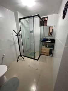 y baño con ducha acristalada y lavamanos. en Flat no Cabo Branco, en João Pessoa