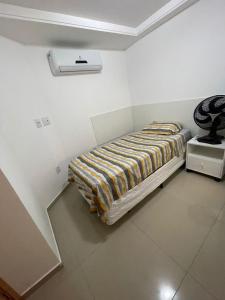 1 dormitorio con 1 cama en una habitación blanca en Flat no Cabo Branco, en João Pessoa