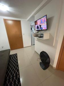 sala de estar con TV de pantalla plana en la pared en Flat no Cabo Branco, en João Pessoa