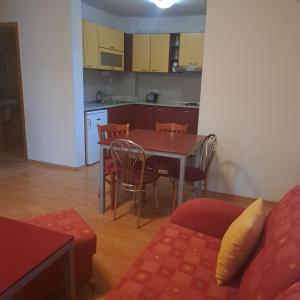 バンスコにあるTodorini Kuli Apartmentsのキッチン、ダイニングルーム(テーブル、椅子付)