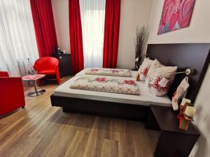 1 dormitorio con 2 camas y cortinas rojas en Altes Pfarrhaus en Ernst