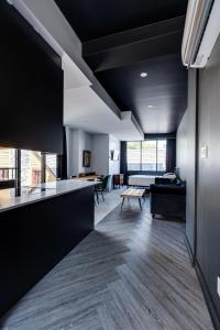 ein Wohnzimmer mit schwarzer Decke in der Unterkunft Le Black & White - Vieux-Terrebonne in Terrebonne