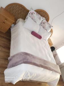 Postel nebo postele na pokoji v ubytování Pythons Guest Lodge