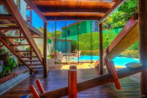 A piscina localizada em Pousada Portal da Concha ou nos arredores