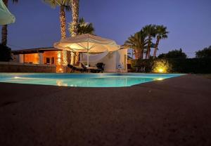 The swimming pool at or close to Finca Estrella