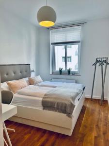 a bedroom with a large white bed with a window at Mi Casa 3 Zimmer geschmackvoll zentral in Bremen in Bremen