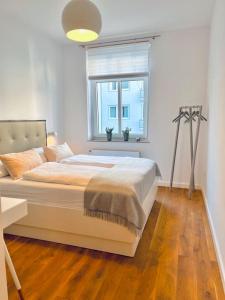 1 dormitorio con 1 cama grande y ventana en Mi Casa 3 Zimmer geschmackvoll zentral in Bremen en Bremen