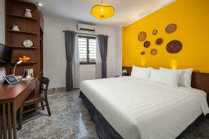 ハノイにあるHanoi La Cascada House & Travelの大きなベッドと机があるホテルの部屋 +37枚の写真
