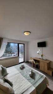 Postel nebo postele na pokoji v ubytování M7 Villa Bed& Bistro