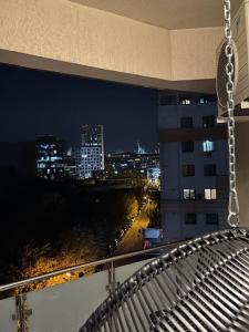 einen Blick auf die Stadt in der Nacht vom Balkon aus in der Unterkunft ATH Modern Homes - Luxury Apartment in the City Center in Iaşi