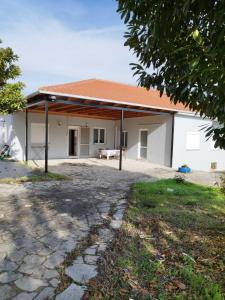 uma casa branca com um telhado vermelho em Zoi Country Home by Eutopia em Ioannina