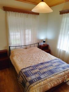 1 dormitorio con 1 cama y una ventana con cortinas en Zoi Country Home by Eutopia, en Ioannina