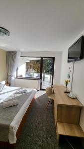 Postel nebo postele na pokoji v ubytování M7 Villa Bed& Bistro